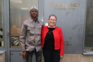 JO 2024
PARIS 2024
JEUX OLYMPIQUES 2024
Monsieur Diallo a participé au nettoyage des bungalows pendant les travaux sur le village des athlètes à St Denis.
Il a depuis trouvé un emploi pérenne
Il pose avec son ancienemployeur Mme Sebbagh directrice de Clair et net une socièté de nettoyage.